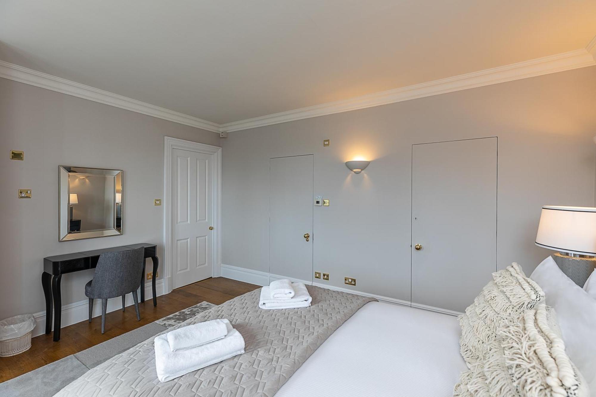 Astonishing Flats Near Mayfair & Piccadilly Circus * Londen